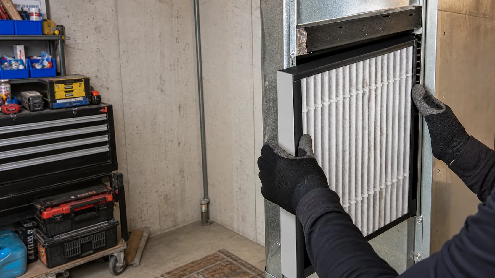 Deep pleated media filter fitted into its return-air cabinet